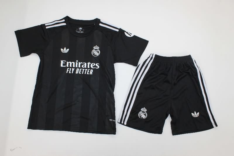 25/26 Real Madrid Goalkeeper Black Kids Soccer Jersey And Shorts 02